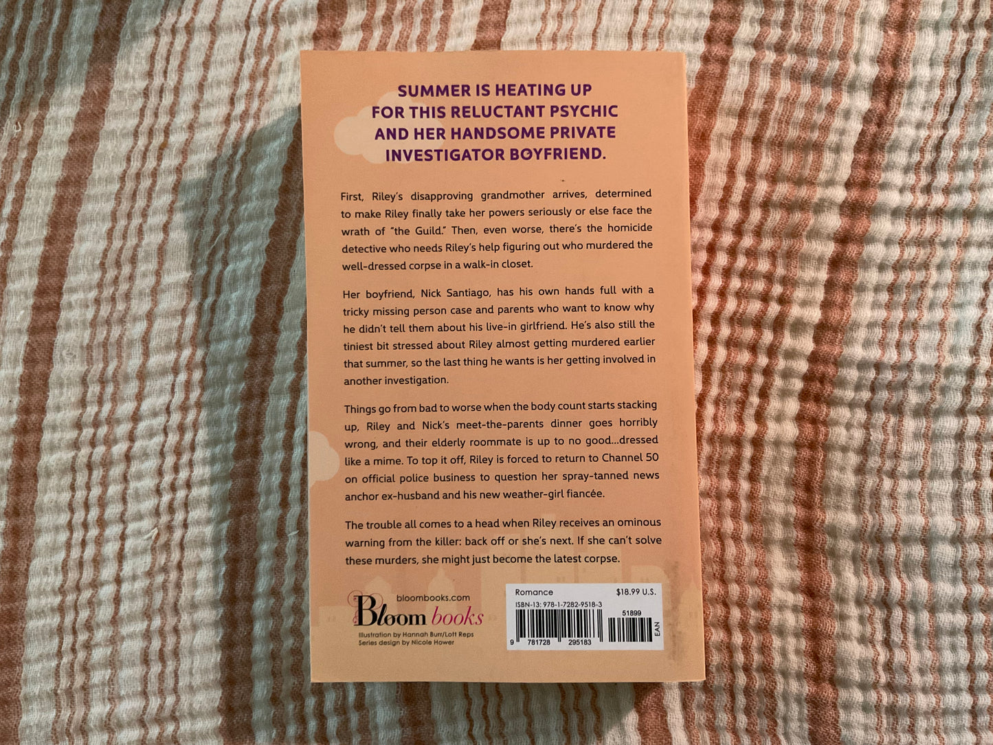 The Corpse in the Closet by Lucy Score (Riley Thorn #2)